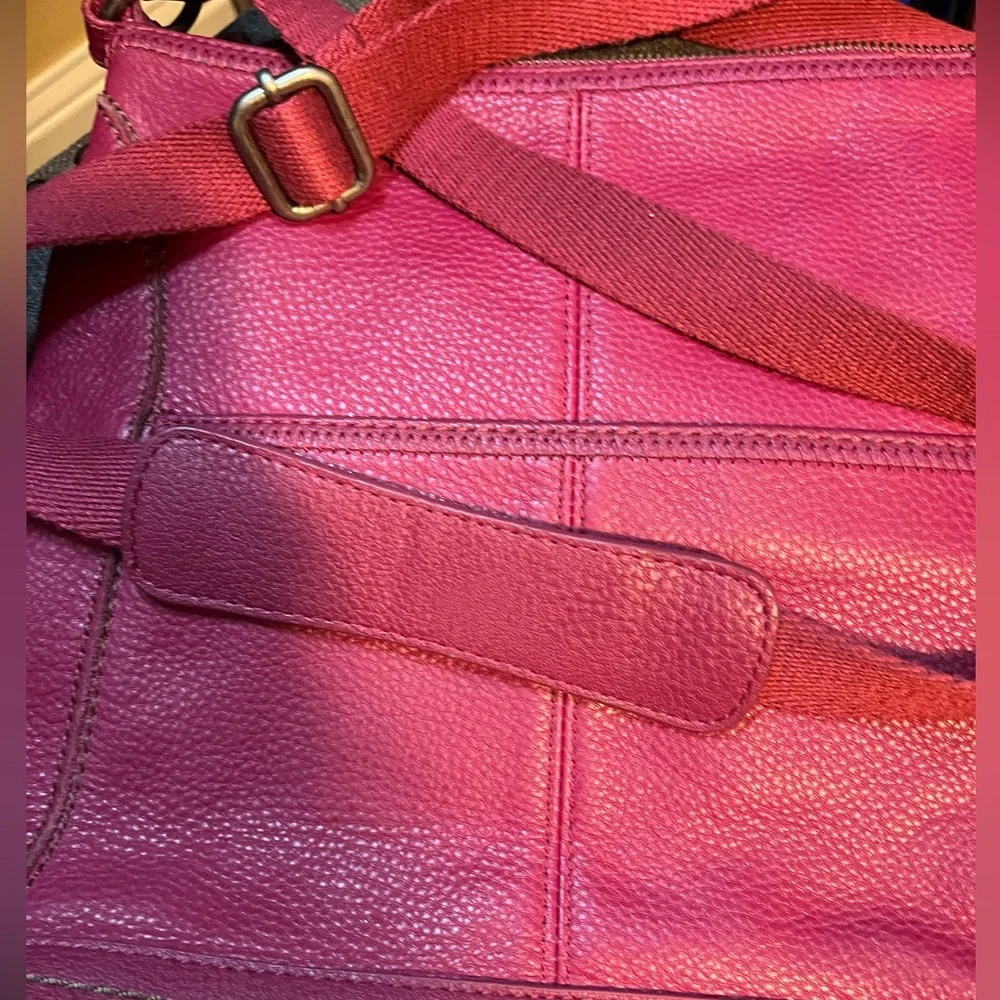 The Sak raspberry colored leather purse - Picture 5 of 7